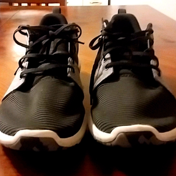 A pair of sneakers - Picture 2 of 4